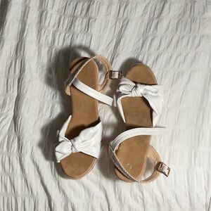 📣WOMENS WHITE BOW WEDGES!📣